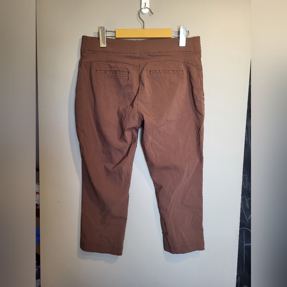 Cleo Petites Brown Capris, Size Medium (30) - Picture 3 of 5